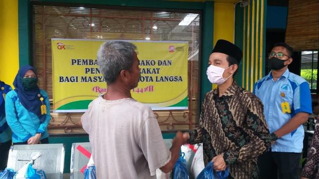 >Bank Syariah Adeco Serahkan 100 Paket Bantuan Sembako Kepada Fakir Miskin